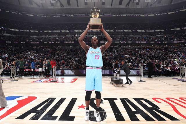 朱芳雨：想问问王哲林的情况 他把我微信删了